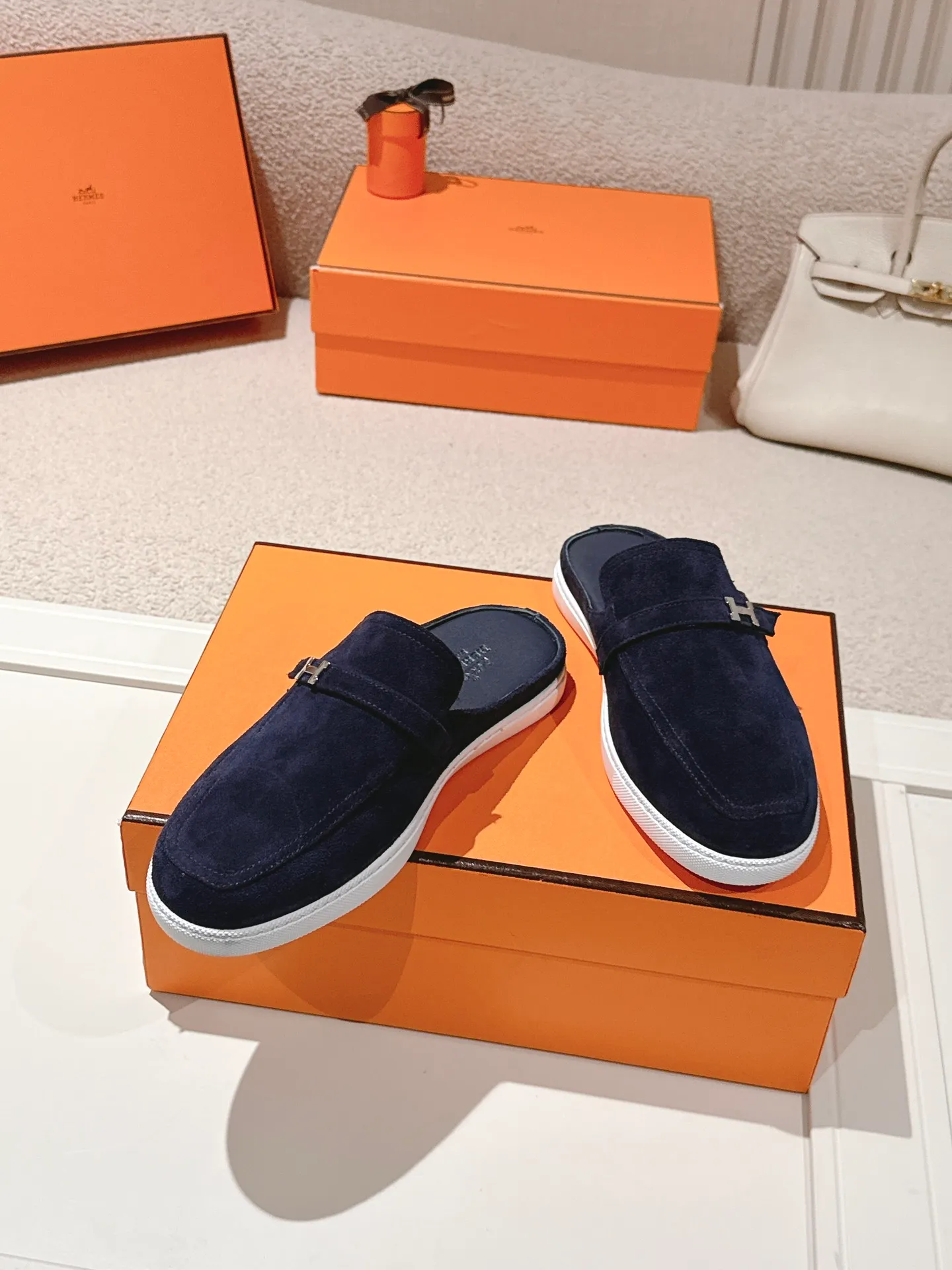 Men's men's shoes 💰560💰 Hermes 25ss new autumn and winter loafers, British retro design, classic and durable! Original reverse mold last, the ultimate 1:1 shape. Fabric: Cow suede/calfskin Lining: Imported sheepskin lining Outsole: Open-molded rubber sole Size: 35-45